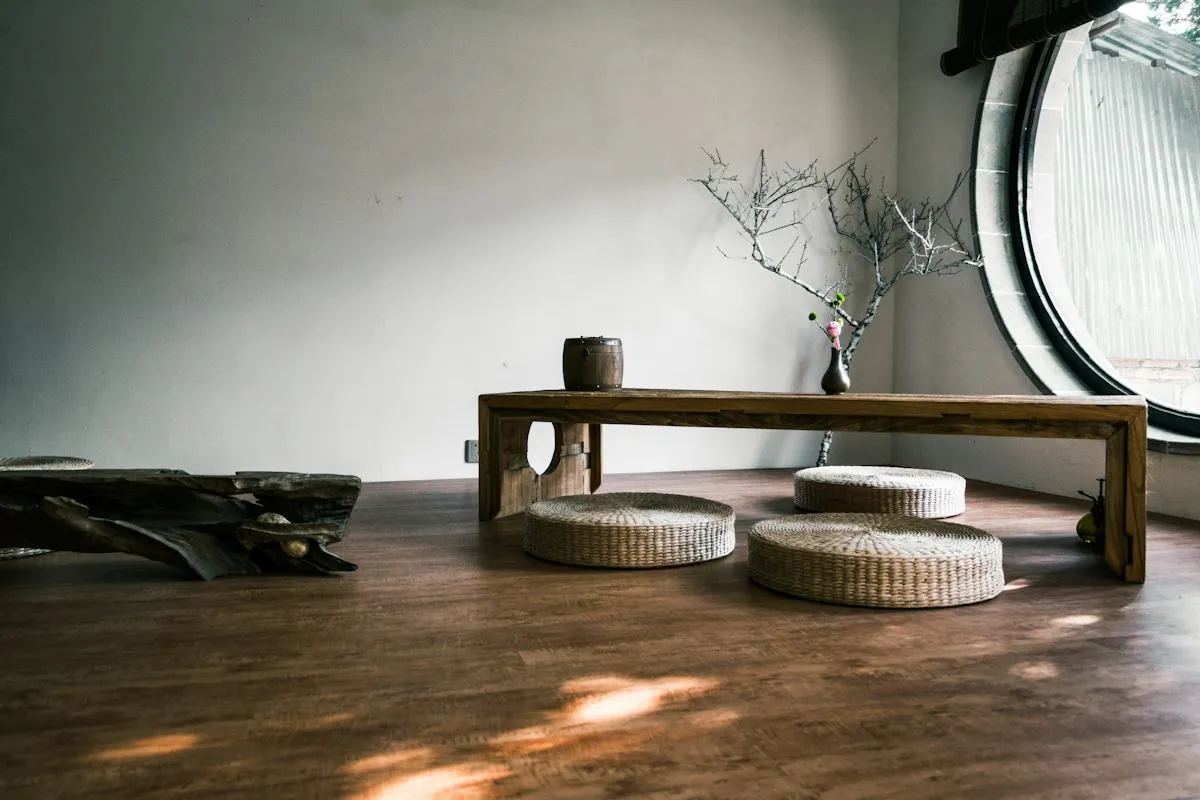 Minimalistische Sitzgruppe auf dunklem Holzboden