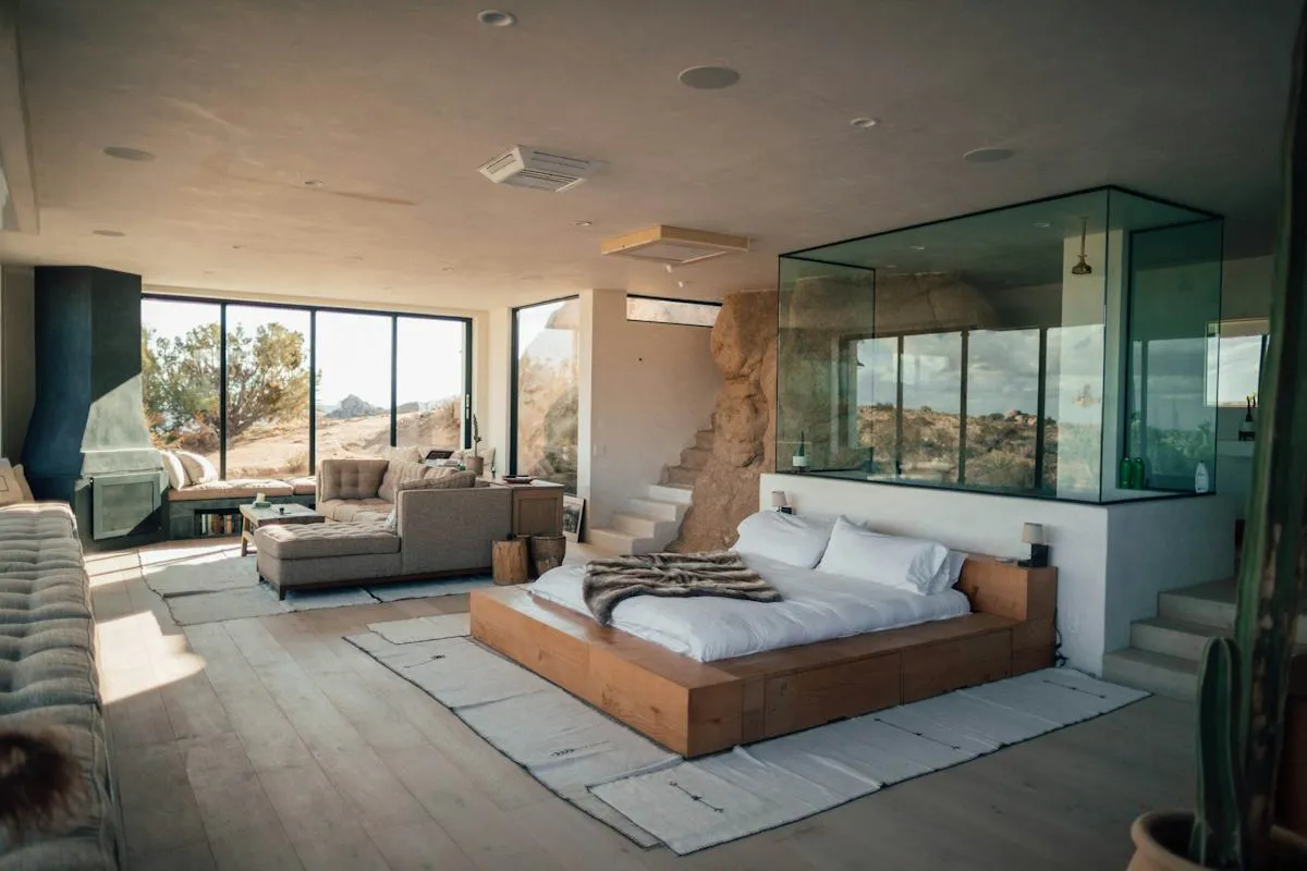 Modernes Wohnzimmer und Schlafzimmer mit weitem Ausblick