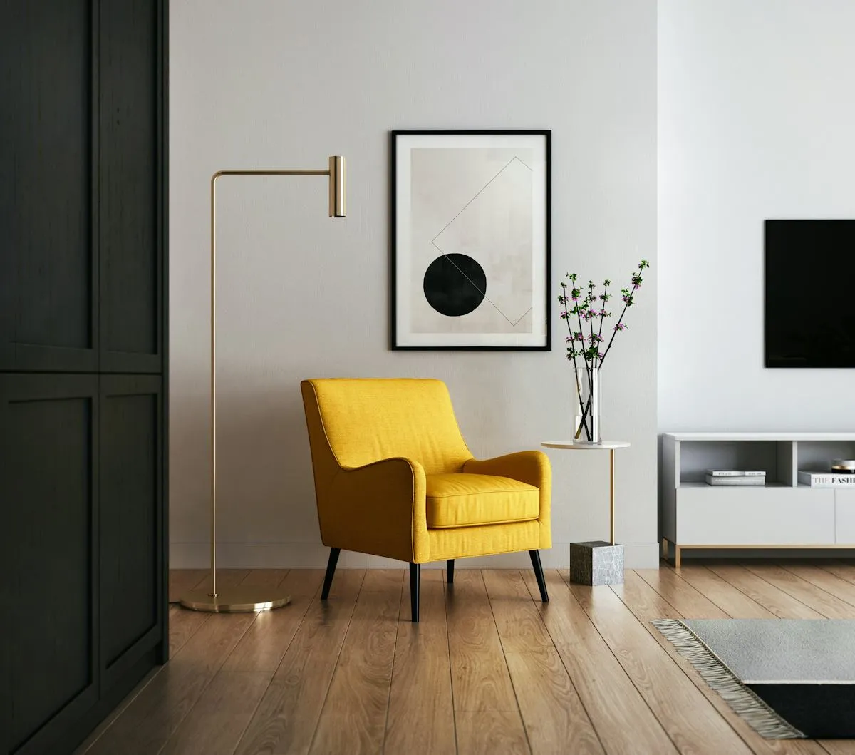 Gelber Sessel und moderne Leuchte in heller Zimmerecke