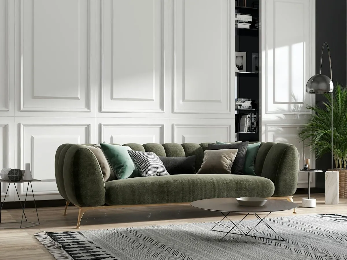 Eleganter Wohnraum mit grünem Sofa vor Wandpaneelen