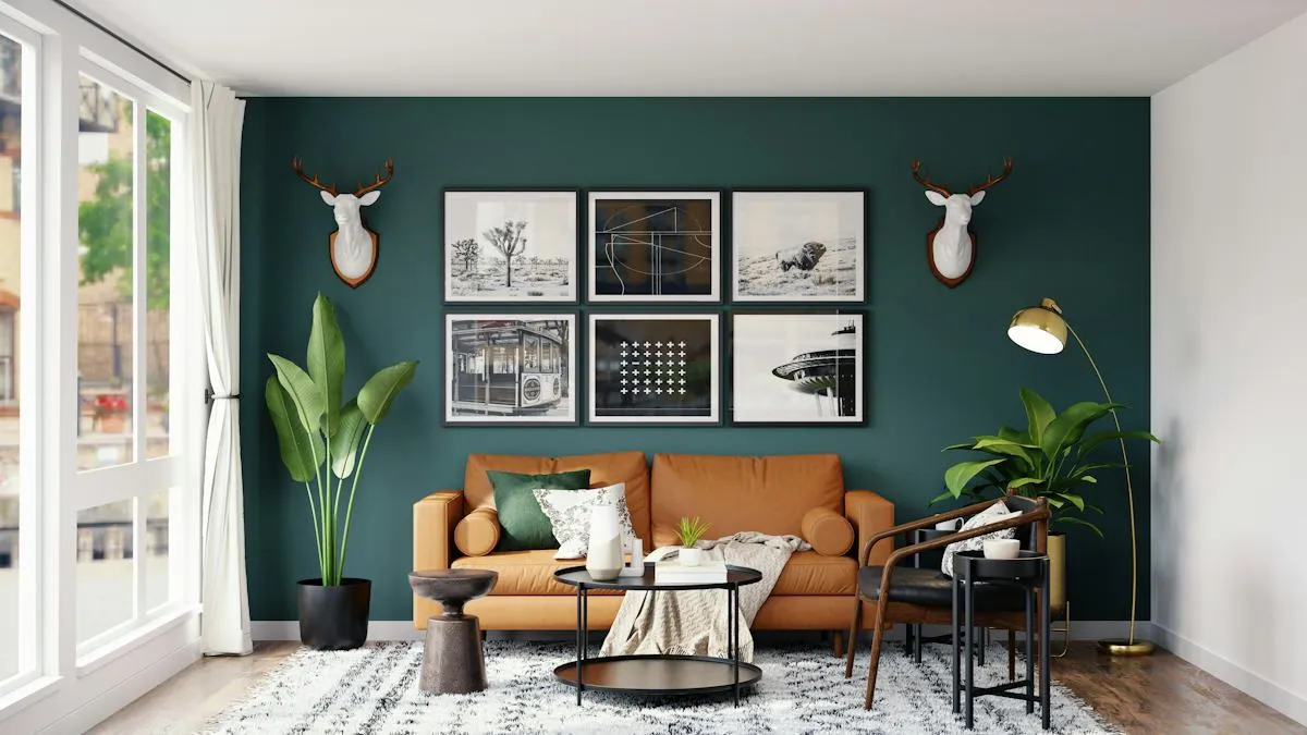 Wohnzimmer mit farbiger Bilderwand und dunklem Grün